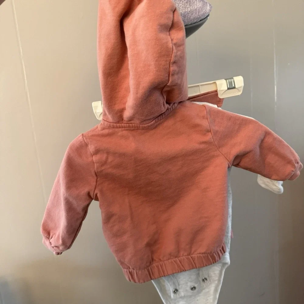 Carter's 3M bundle of 4 outfits/11 pieces. Tops, pants, and‎ 3 jackets